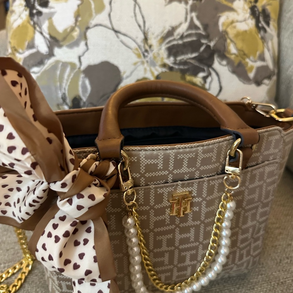 Tommy Hilfiger POSH Vintage Signature Fabric & Leather Brown Tote & Crossbody - Picture 16 of 16